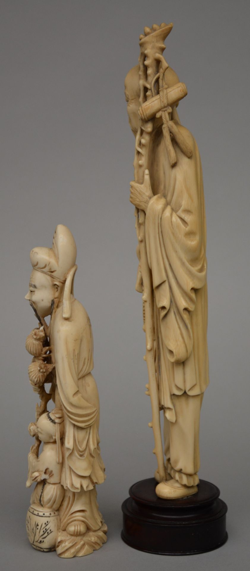 A Chinese ivory figure of a monk, on a wooden base, late Qing period, H 36 cm (whithout base); added - Bild 2 aus 7