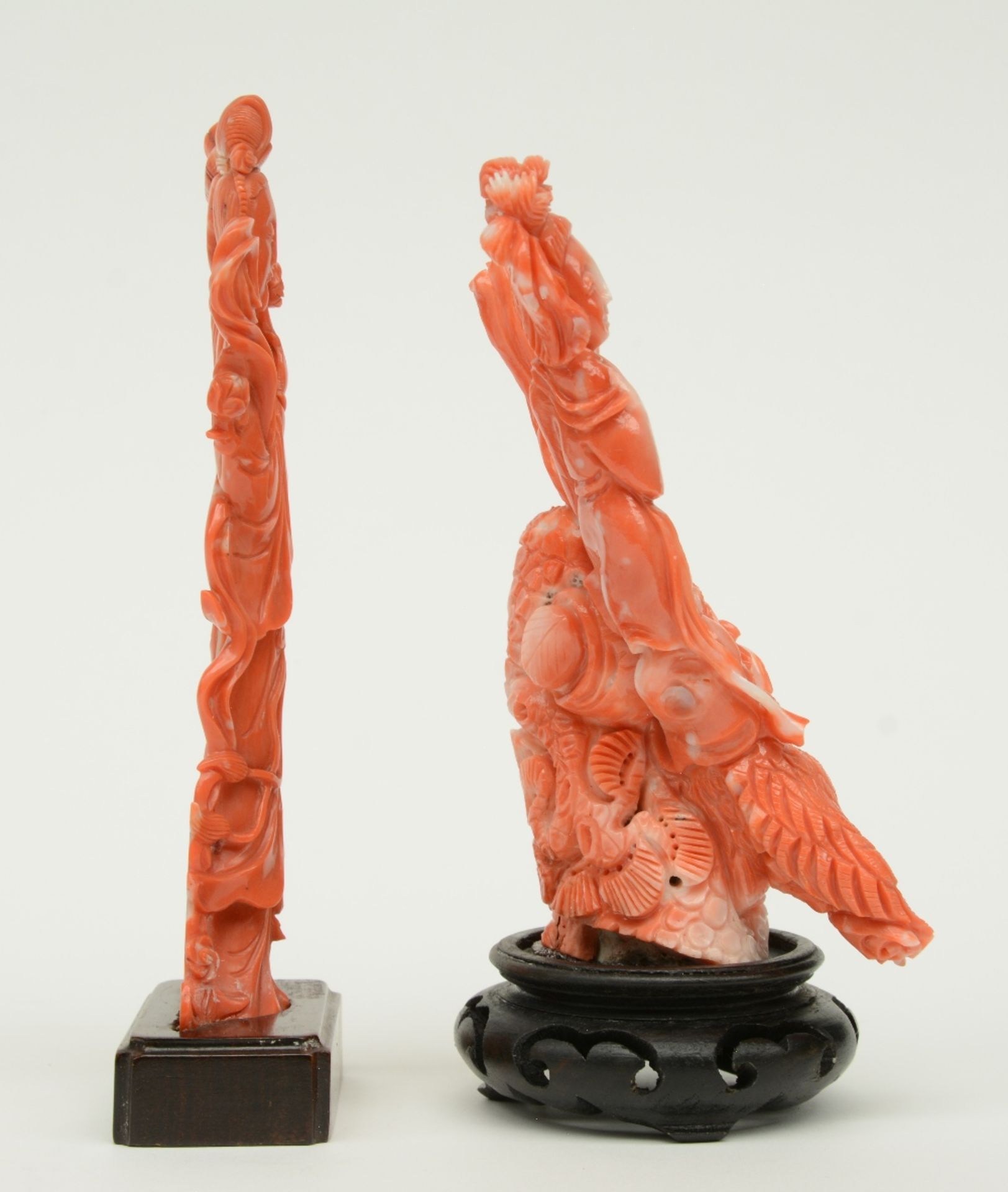 Two Chinese red coral sculptures depicting a court lady on a wooden base, H 14 - 16,5 cm (base - Image 4 of 5