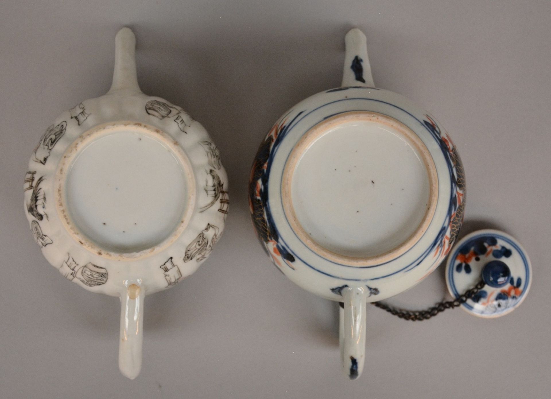 Two Chinese teapots with imari and India ink decoration, 18thC (chips); added two Chinese blue and - Bild 7 aus 15