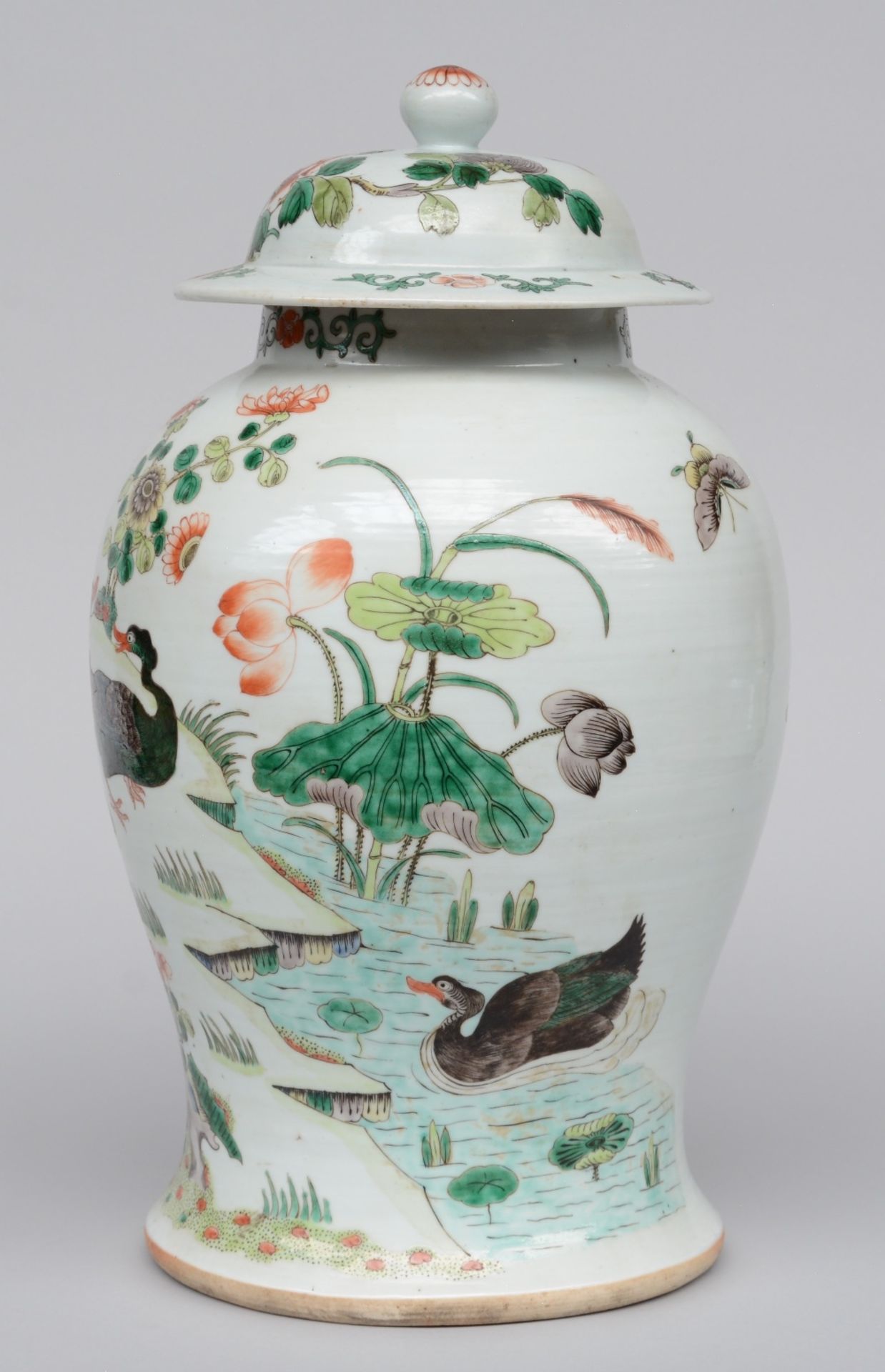 A Chinese famille verte vase with cover, decorated all around with ducks in a pond, 19thC, H 44 - Bild 2 aus 10