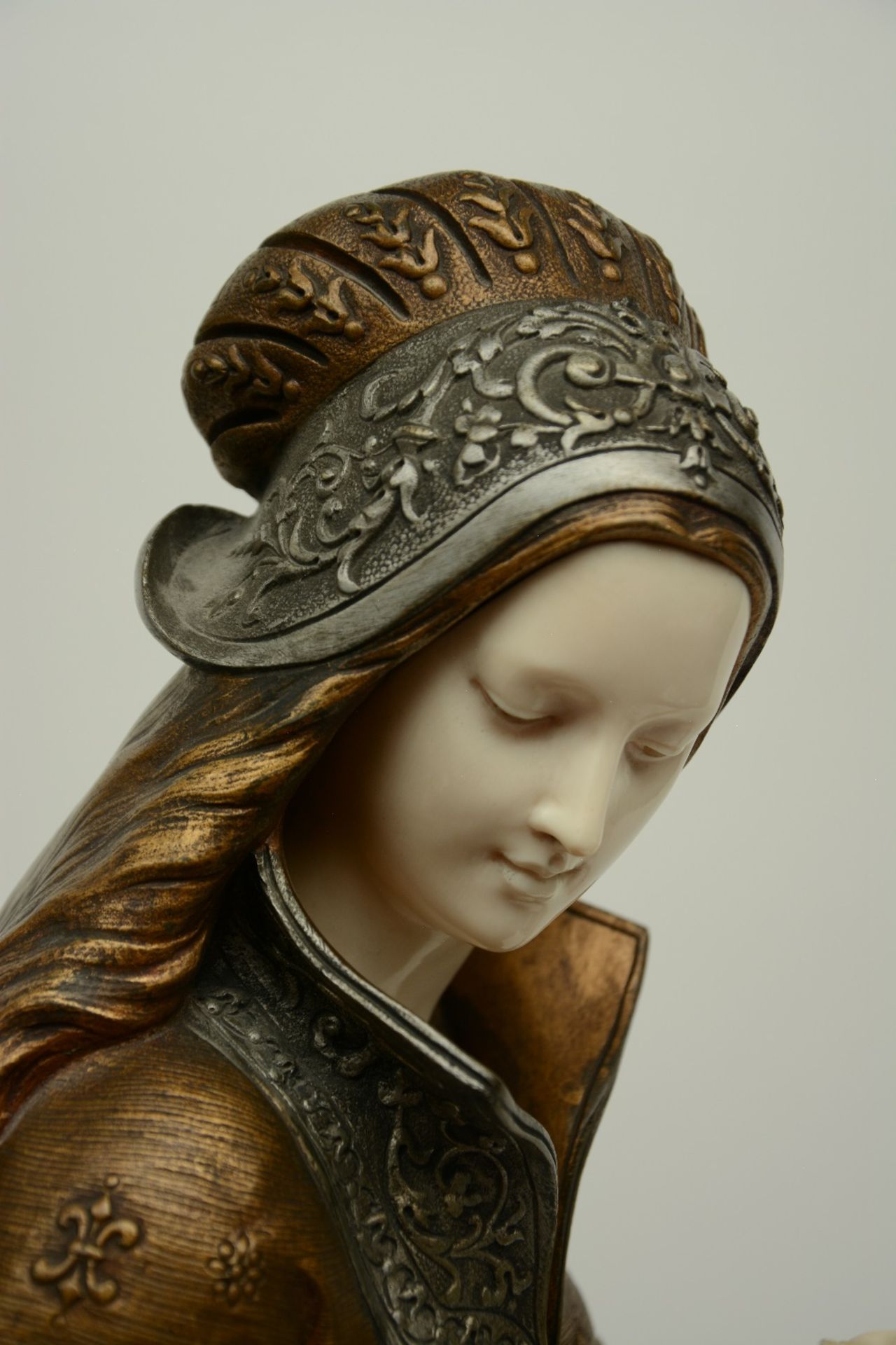 Carrier - Belleuse A., 'La Fileuse', chryselephantine statue, multiple patina, H 75,5 cm - Image 7 of 15