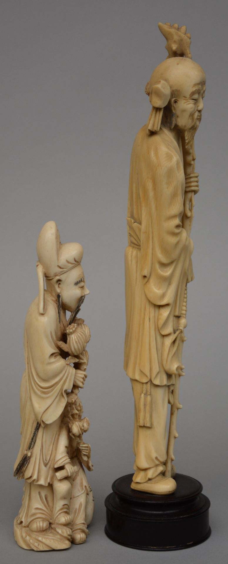 A Chinese ivory figure of a monk, on a wooden base, late Qing period, H 36 cm (whithout base); added - Bild 4 aus 7