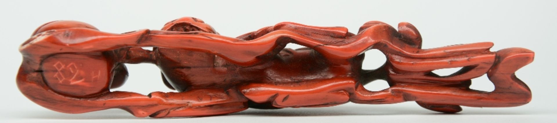 A Chinese monochrome red ivory sculpture depicting a mythological animal, on a wooden base, 19thC, H - Bild 7 aus 8