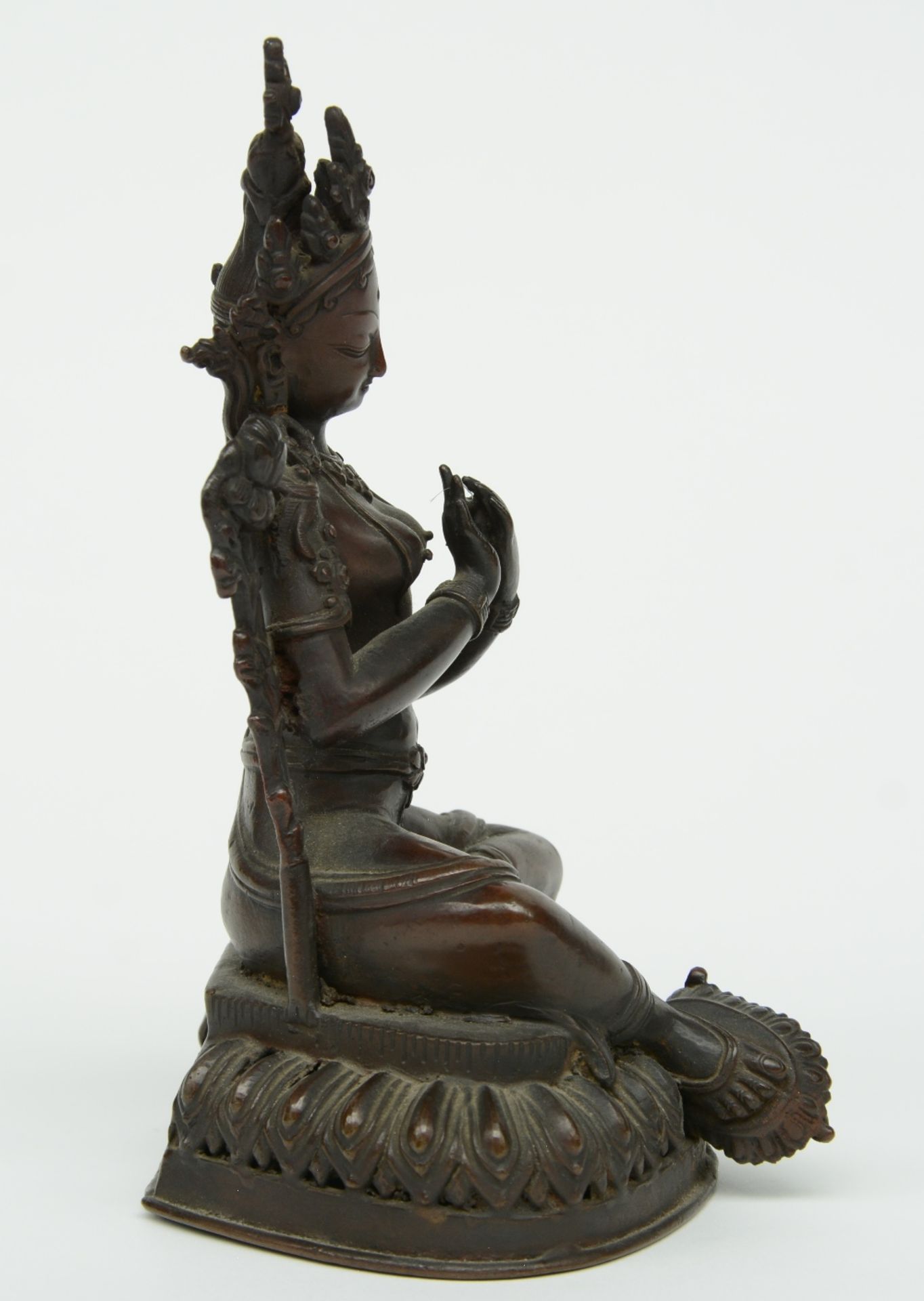 An Oriental bronze Bodhisattva, H 18,5 cm - Image 4 of 7