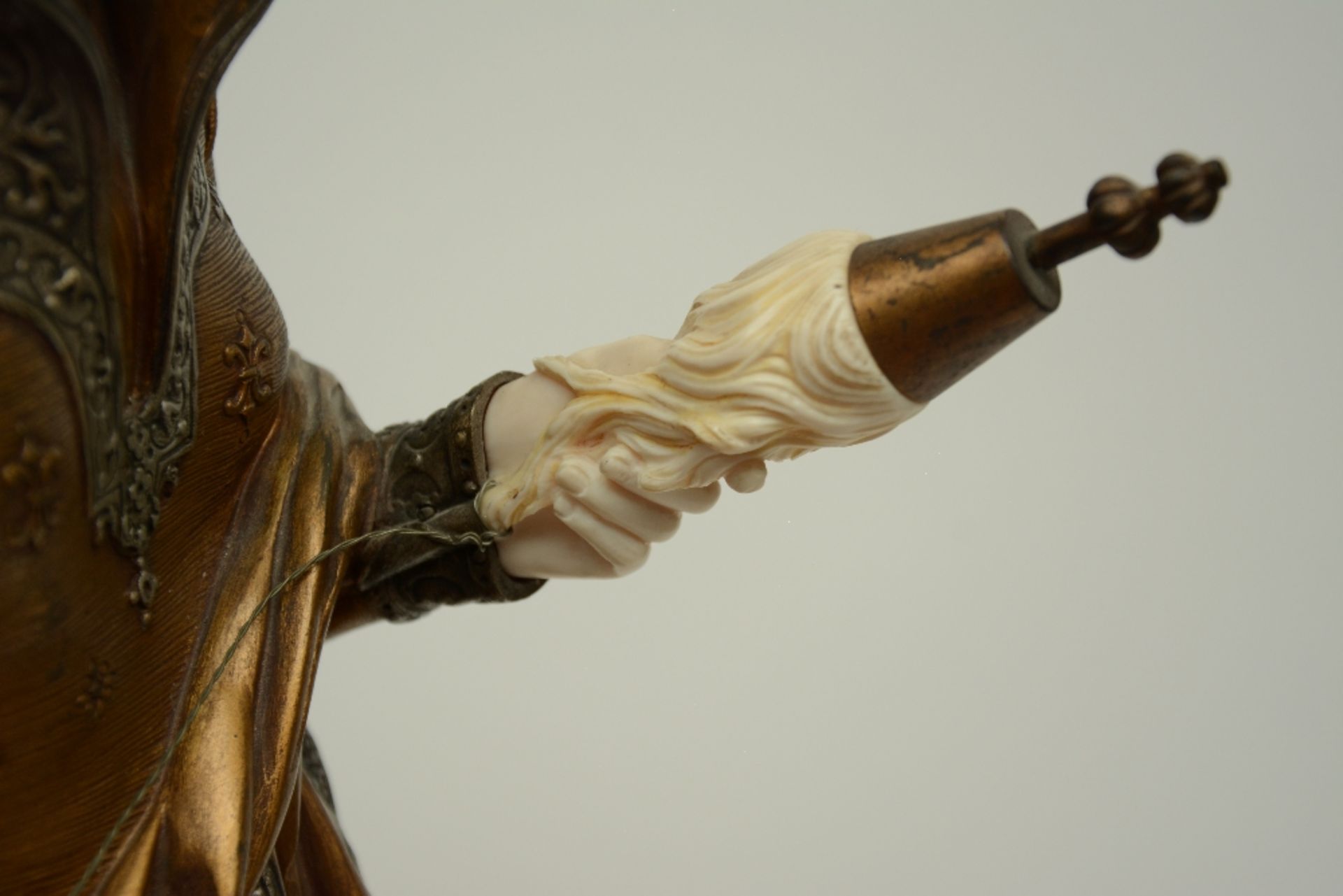 Carrier - Belleuse A., 'La Fileuse', chryselephantine statue, multiple patina, H 75,5 cm - Image 8 of 15
