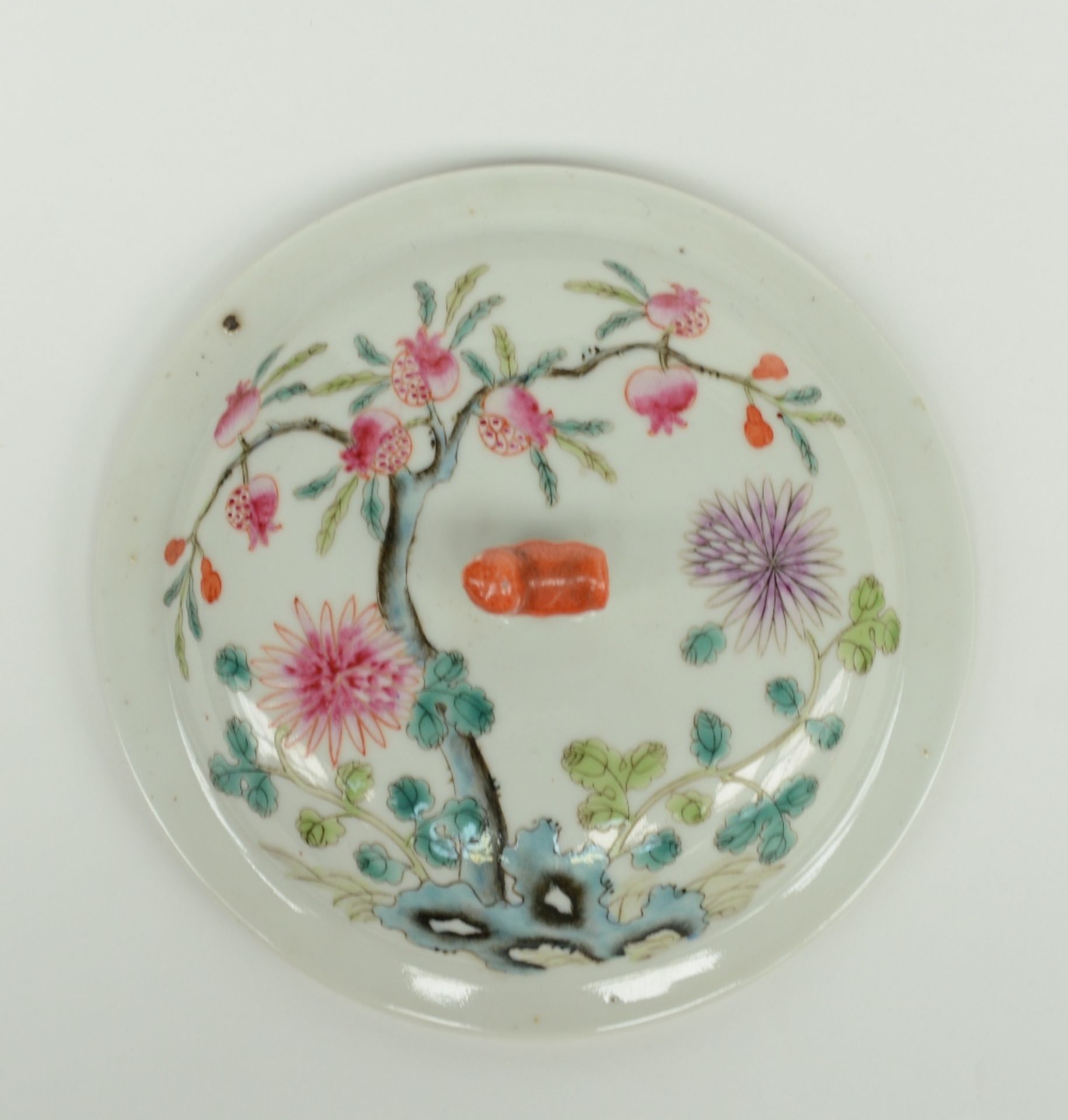A Chinese famille verte jardinière decorated with landscapes, figures and floral motifs, 19thC; - Bild 16 aus 21