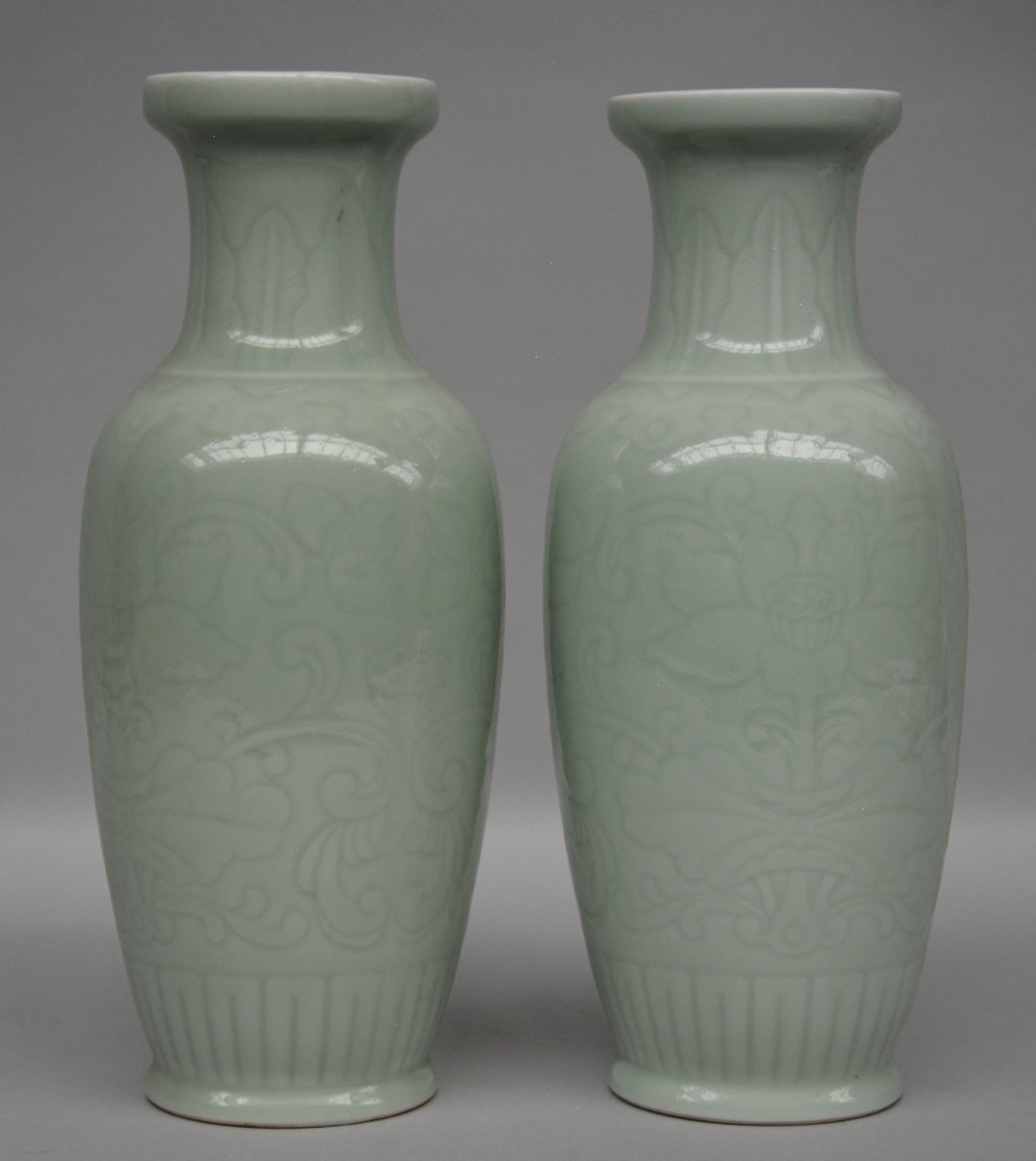 A pair of Chinese celadon vases and three ditto dishes, marked; added a pair of Chinese 'sang de - Bild 10 aus 18