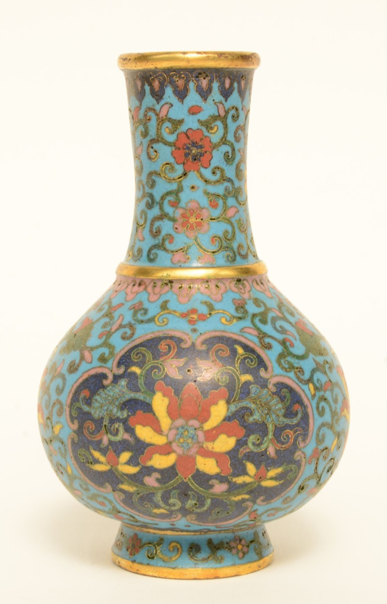 A small Chinese cloisonné vase, 19thC, H 14,5 cm - Bild 4 aus 7
