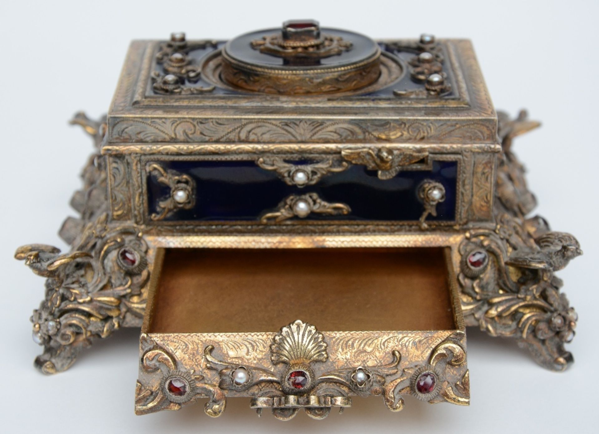 An exceptional gilt silver music box, partially cobalt blue enamelled, ruby set and inlaid with - Bild 7 aus 11