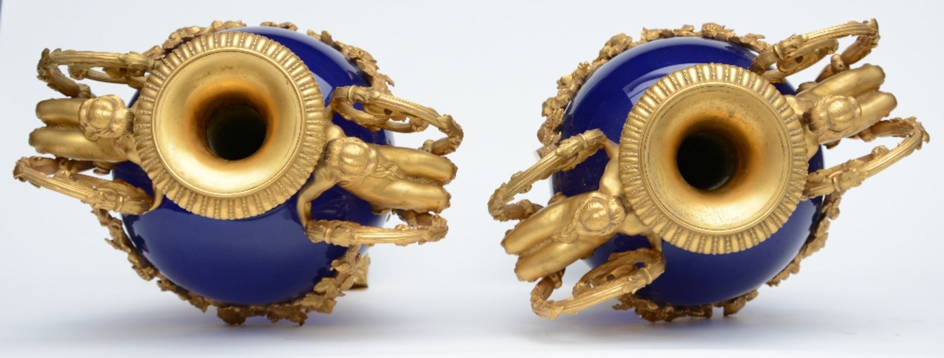 A rare cobalt blue crystal garniture with a fine Neoclassical ormolu mount, probably French, ca. - Bild 7 aus 11