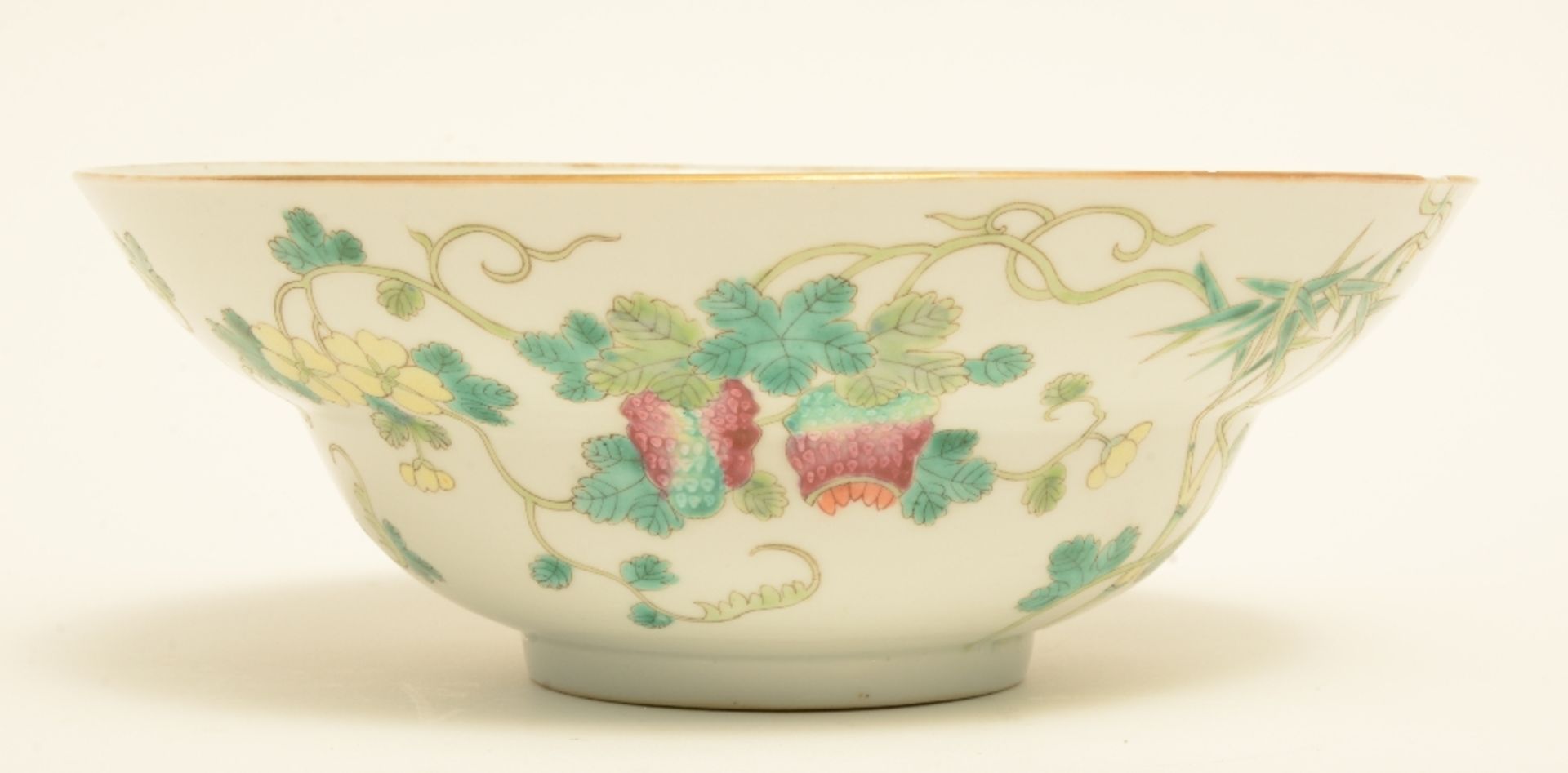 A Chinese polychrome decorated bowl painted on both inner side and outer side with a bamboo branch - Bild 2 aus 8
