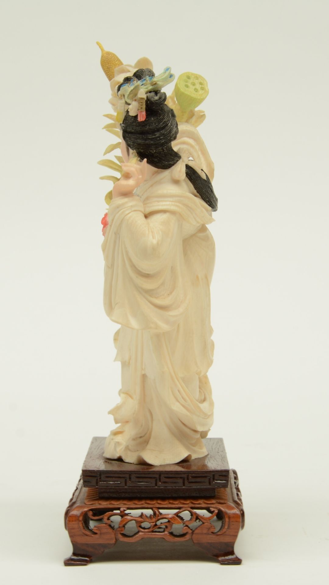 A Chinese ivory sculpture, polychrome decorated, depicting a court lady holding a flower basket, - Bild 2 aus 6