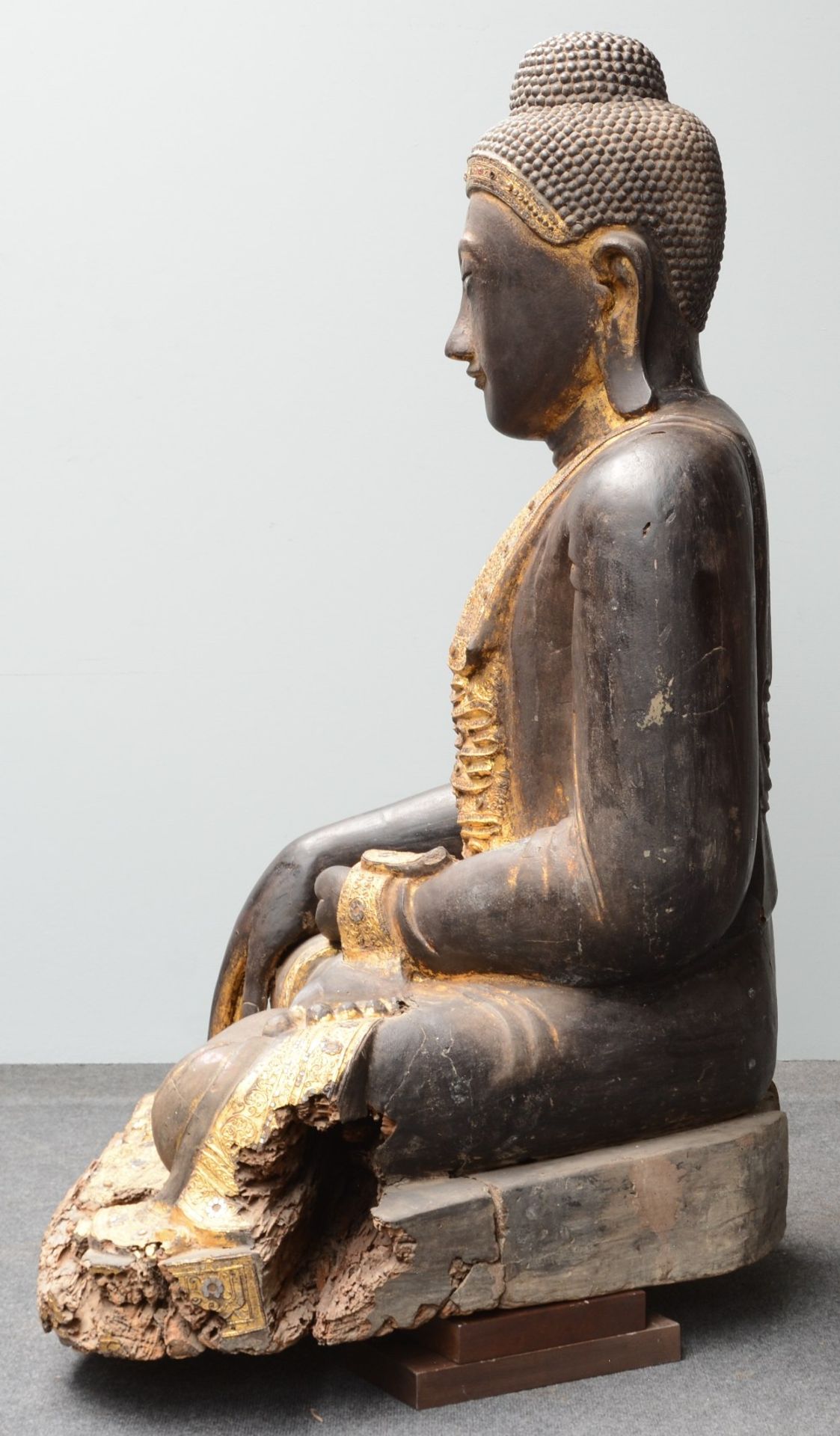 A rare Oriental gilt and polychrome decorated wooden Buddha, inlaid with rock crystal and other - Bild 2 aus 16