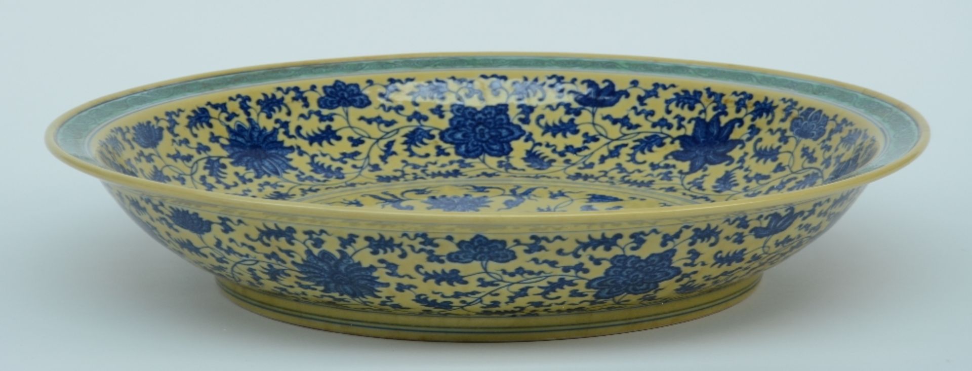 A Chinese large yellow ground and green dish with a blue and white floral decoration, marked - Bild 2 aus 4