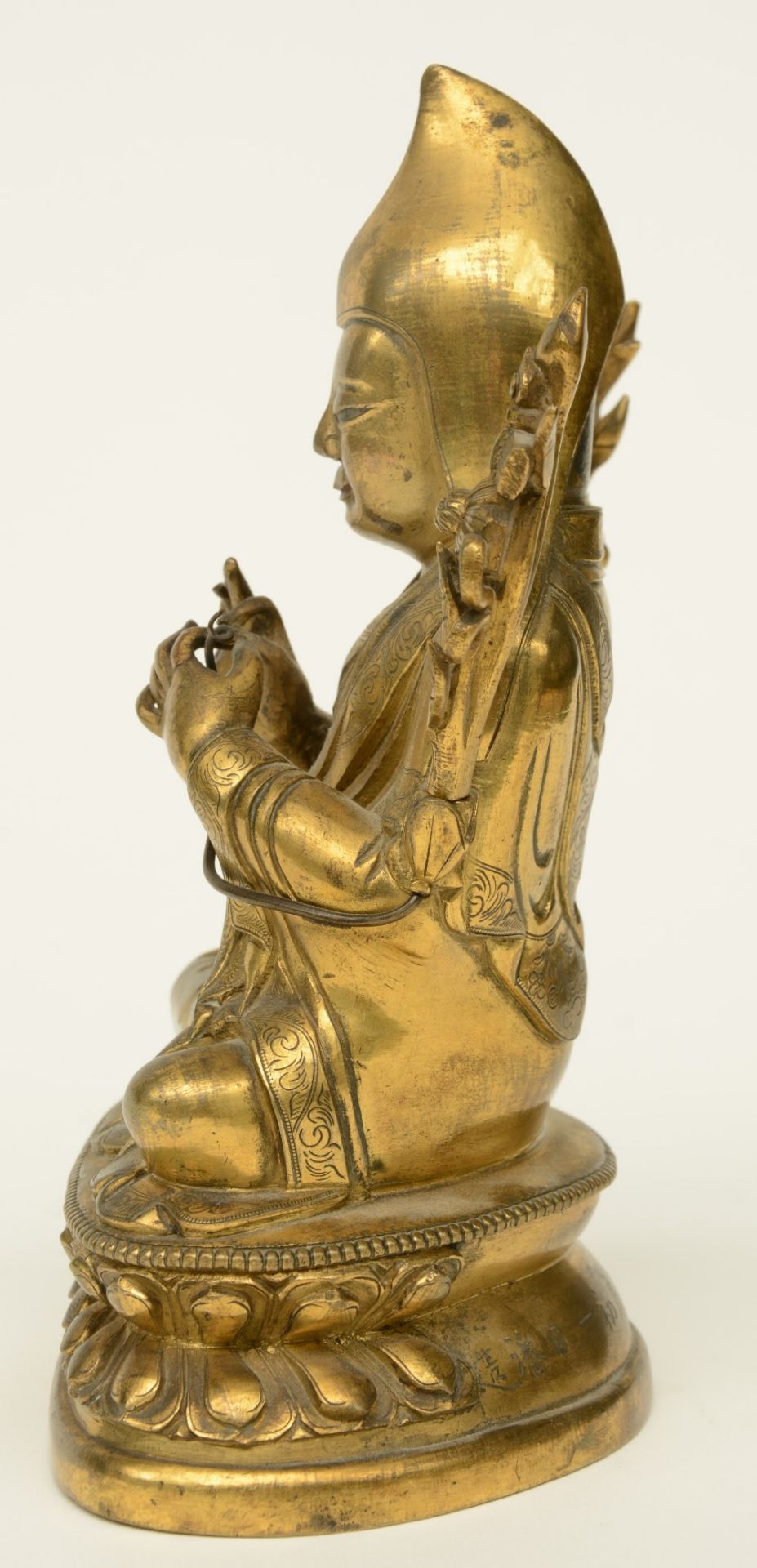 An Oriental bronze sculpture depicting a Buddhist Lama, H 18 cm - Image 2 of 9