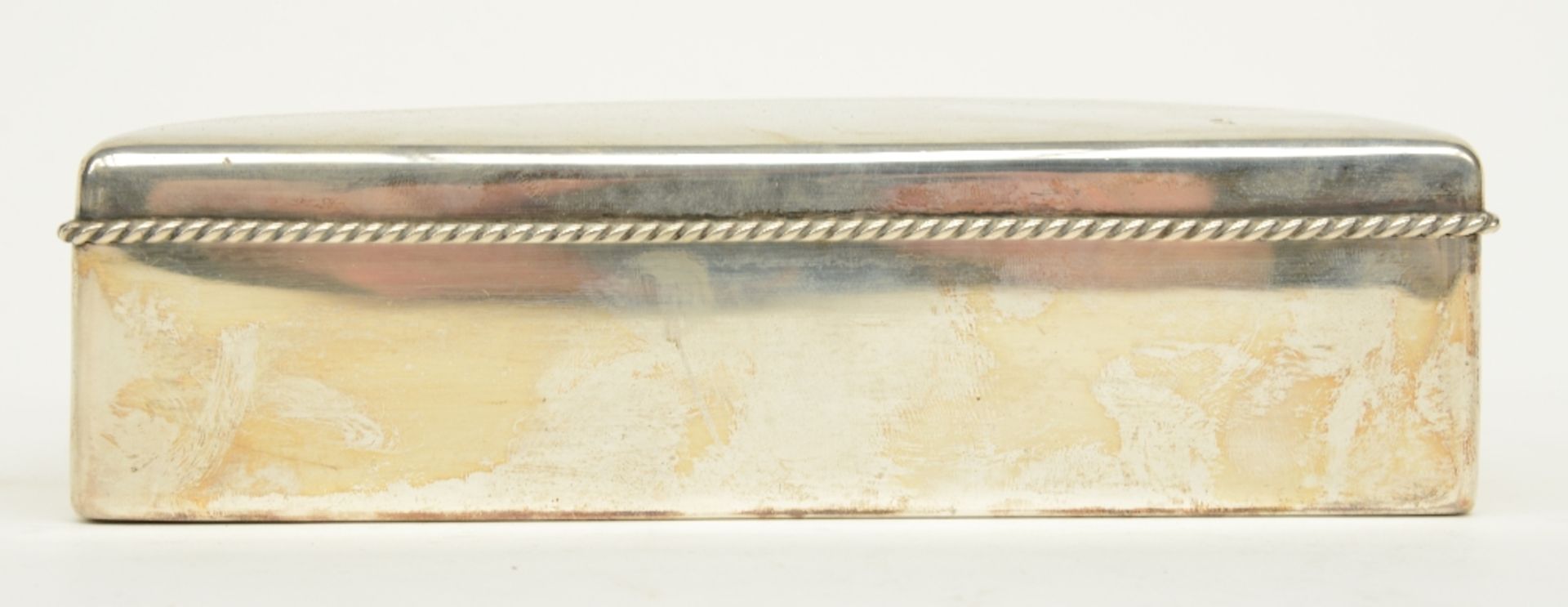 An early 20thC silver cigar box, 835/000, with a wooden inside, H 5,5 - W 18,5 - D 13,5 cm, Total - Bild 2 aus 7