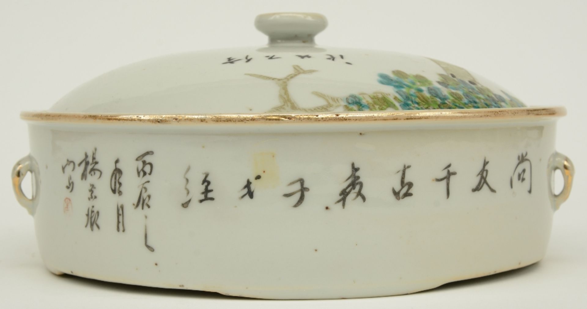 A Chinese bowl with cover, polychrome decorated with figures, H 11,5 - Diameter 24,5 cm - Bild 4 aus 8