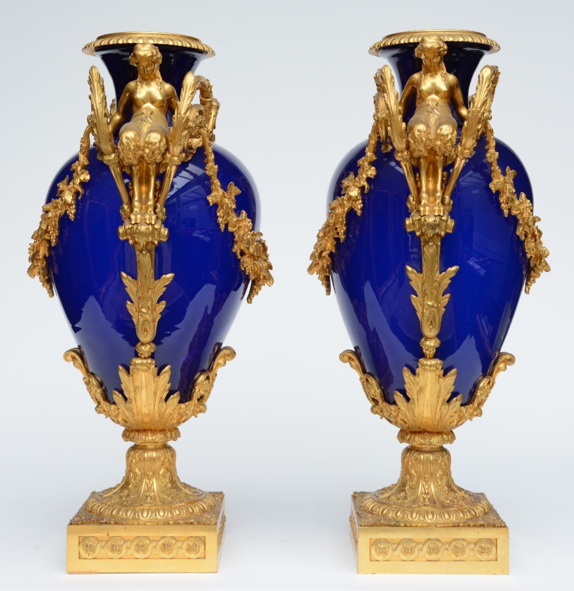 A rare cobalt blue crystal garniture with a fine Neoclassical ormolu mount, probably French, ca. - Bild 6 aus 11