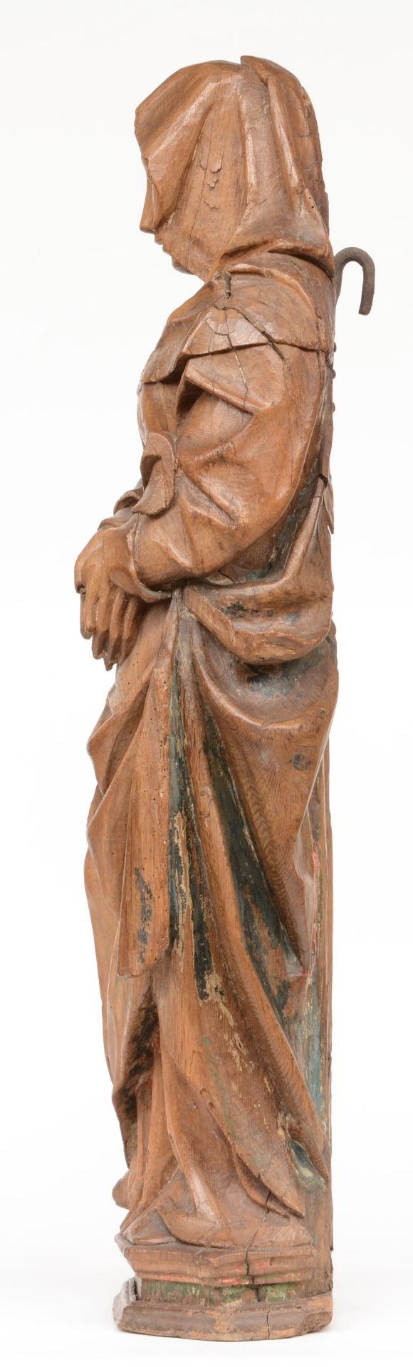 A late 16thC oak female saint sculpture, with traces of polychromy, Low Countries, H 100,5 cm - Image 2 of 4