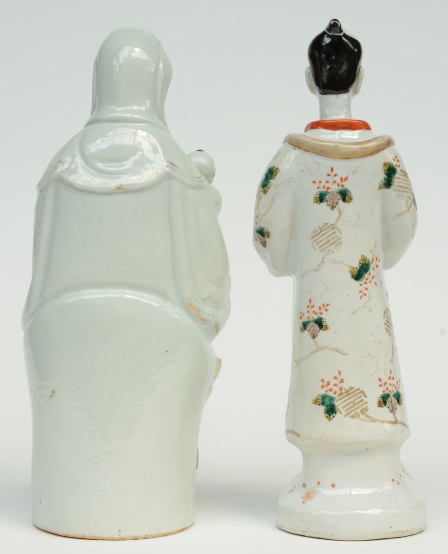 A Chinese polychrome decorated figure of a Guanyin with child sitting on a lotus, marked, 19thC, H - Bild 3 aus 6