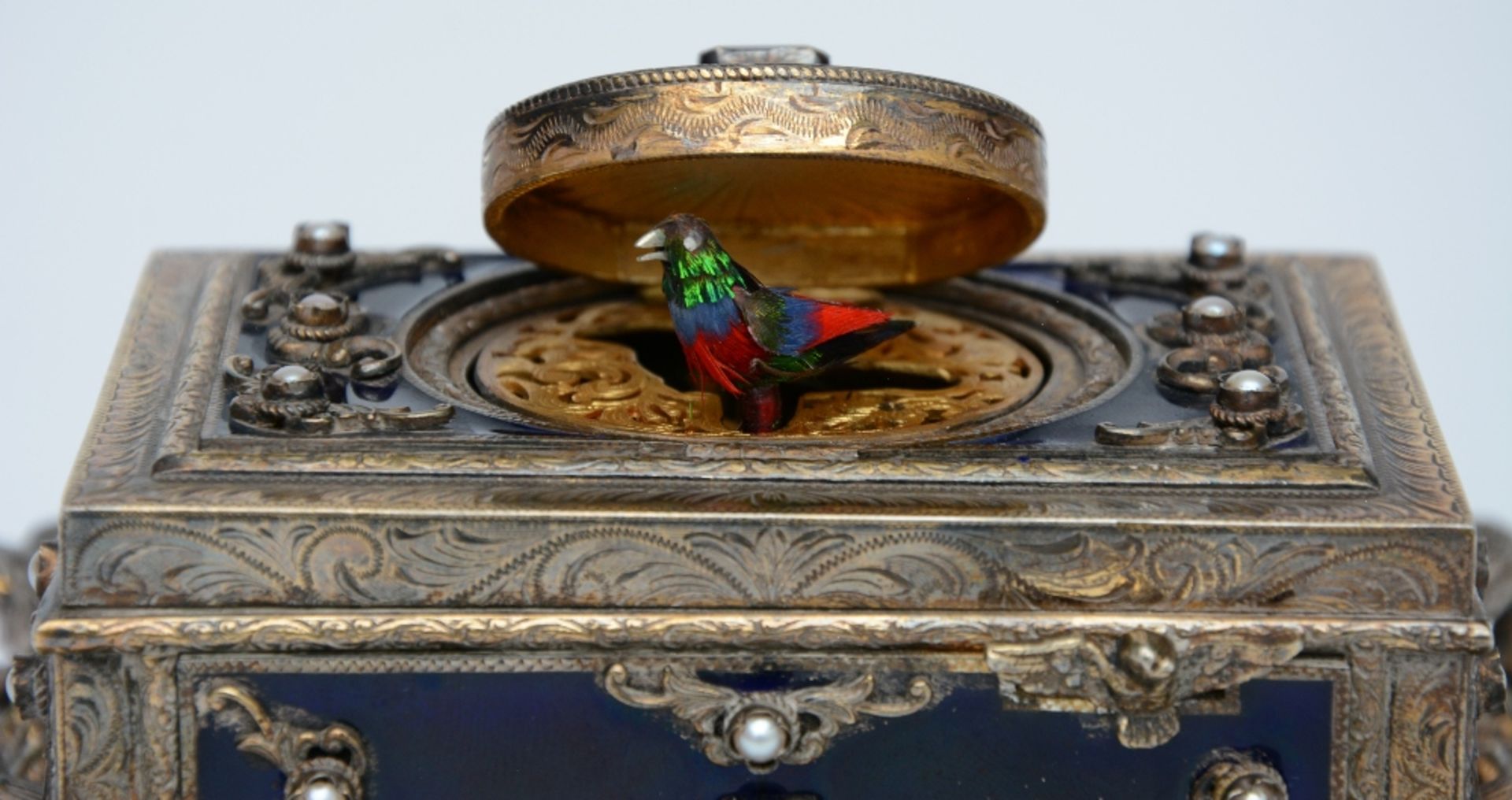 An exceptional gilt silver music box, partially cobalt blue enamelled, ruby set and inlaid with - Bild 10 aus 11