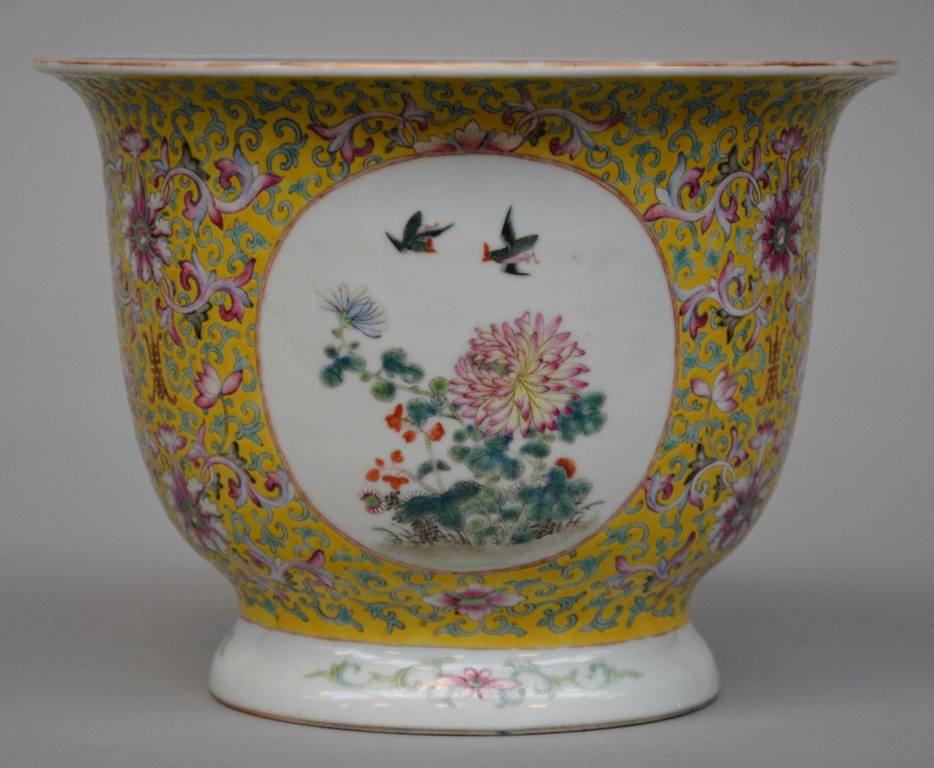 A Chinese famille rose and floral decorated cachepot in yellow background with matching plate, H - Bild 4 aus 9