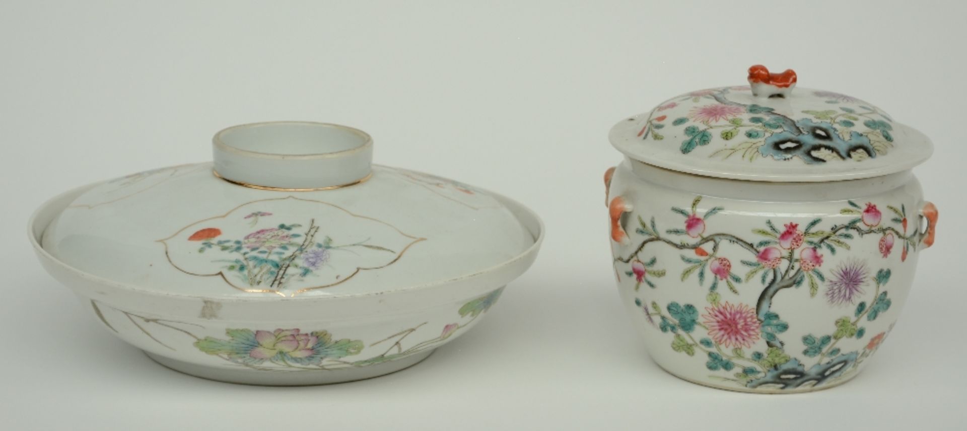 A Chinese famille verte jardinière decorated with landscapes, figures and floral motifs, 19thC; - Bild 9 aus 21