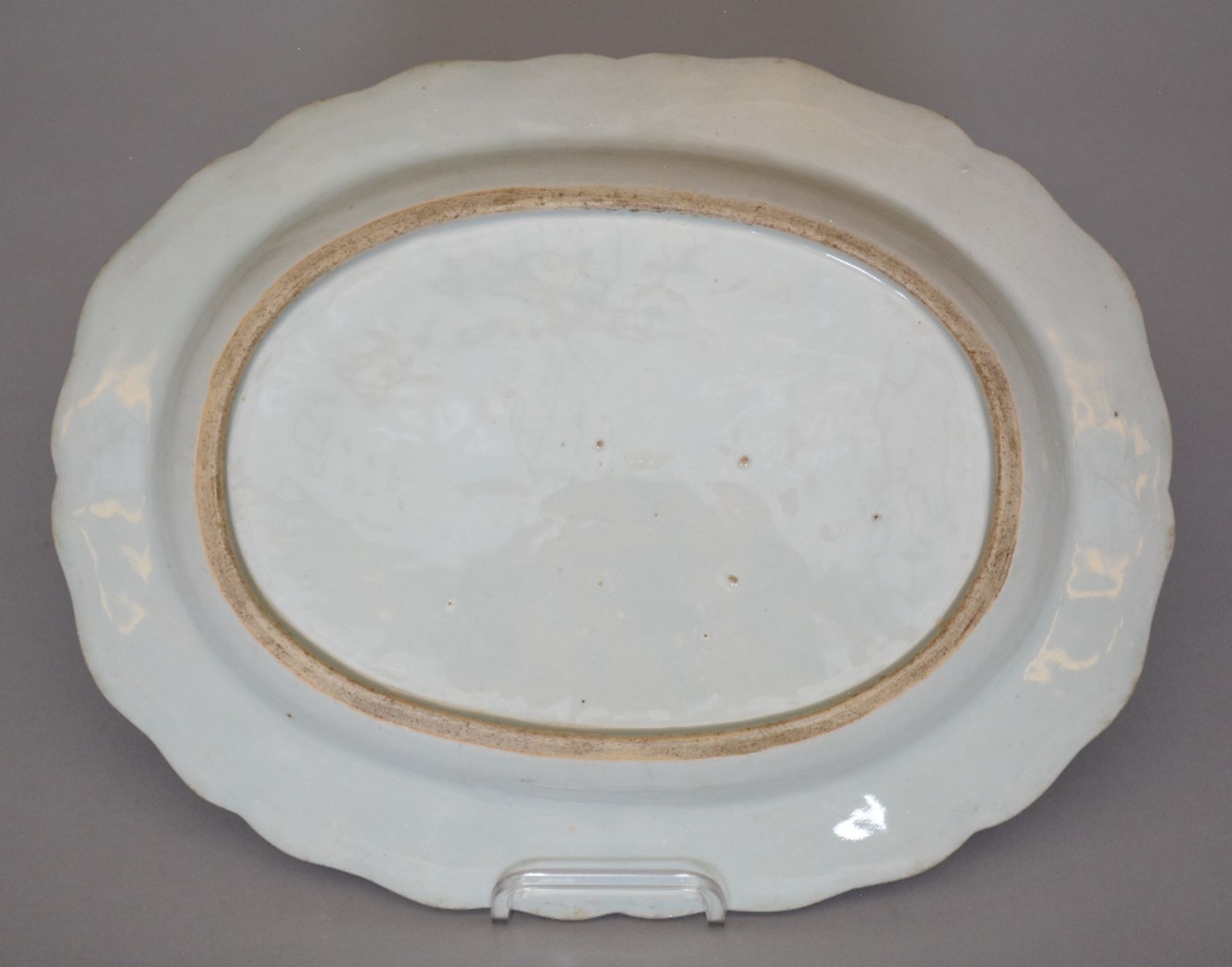 A Chinese oval dish with profiled rim, blue and white decorated with a landscape and floral - Bild 4 aus 5