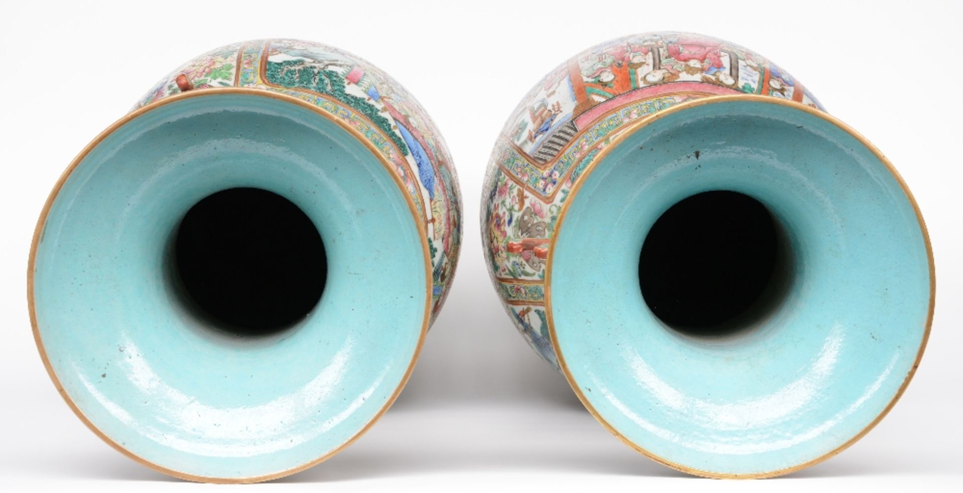 A large pair of Chinese famille rose vases decorated with court scenes, 19thC, H 85,5 - 86 cm (one - Bild 5 aus 13