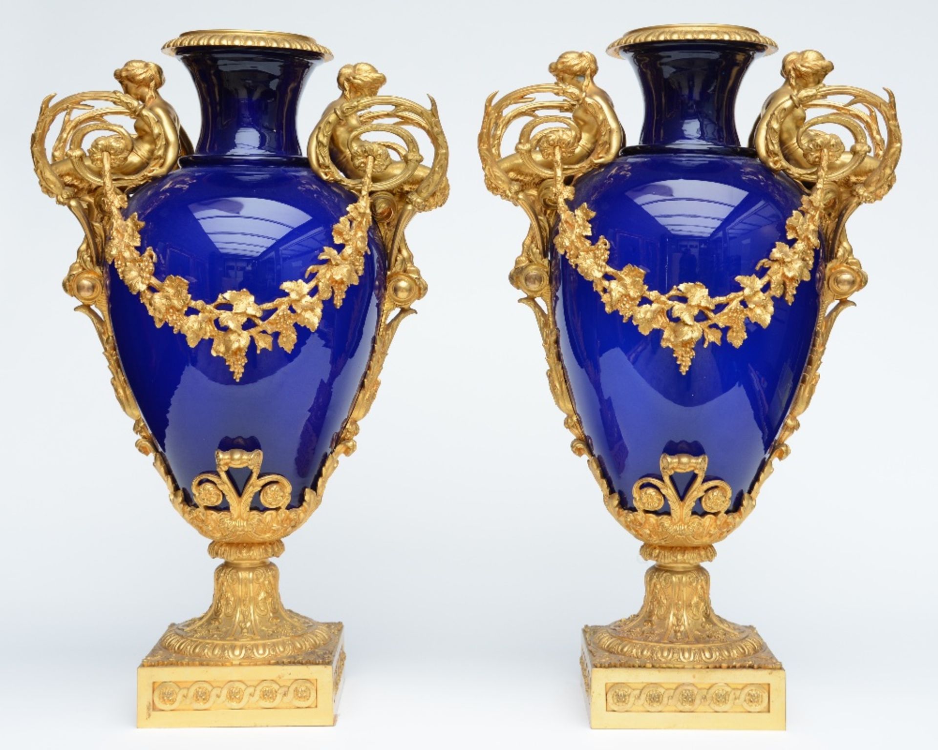 A rare cobalt blue crystal garniture with a fine Neoclassical ormolu mount, probably French, ca. - Bild 3 aus 11