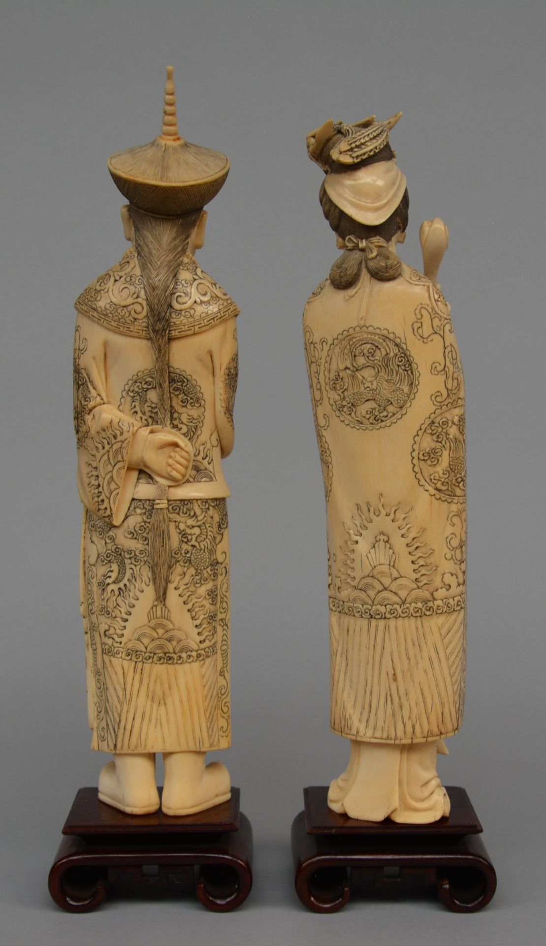 A pair of Chinese ivory dignitaries, on wooden base, late 19thC, H 37,5 - 39,5 cm - Weight: ca. 1129 - Bild 3 aus 5