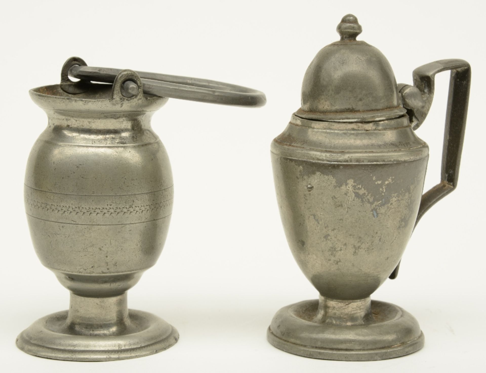 A lot: three pewter mustard pots, a caster and a Holy Water font, some marked, 18thC; added a - Bild 3 aus 5