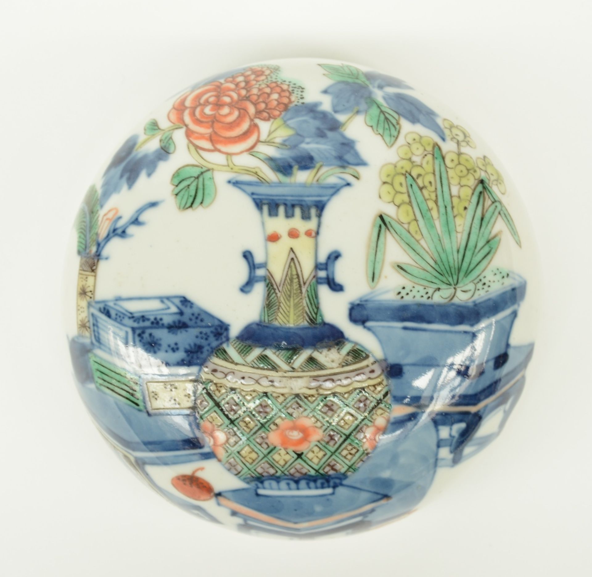 A Chinese polychrome ginger jar, decorated with flowers and antiquities, marked Kangxi, 19thC, H - Bild 7 aus 8