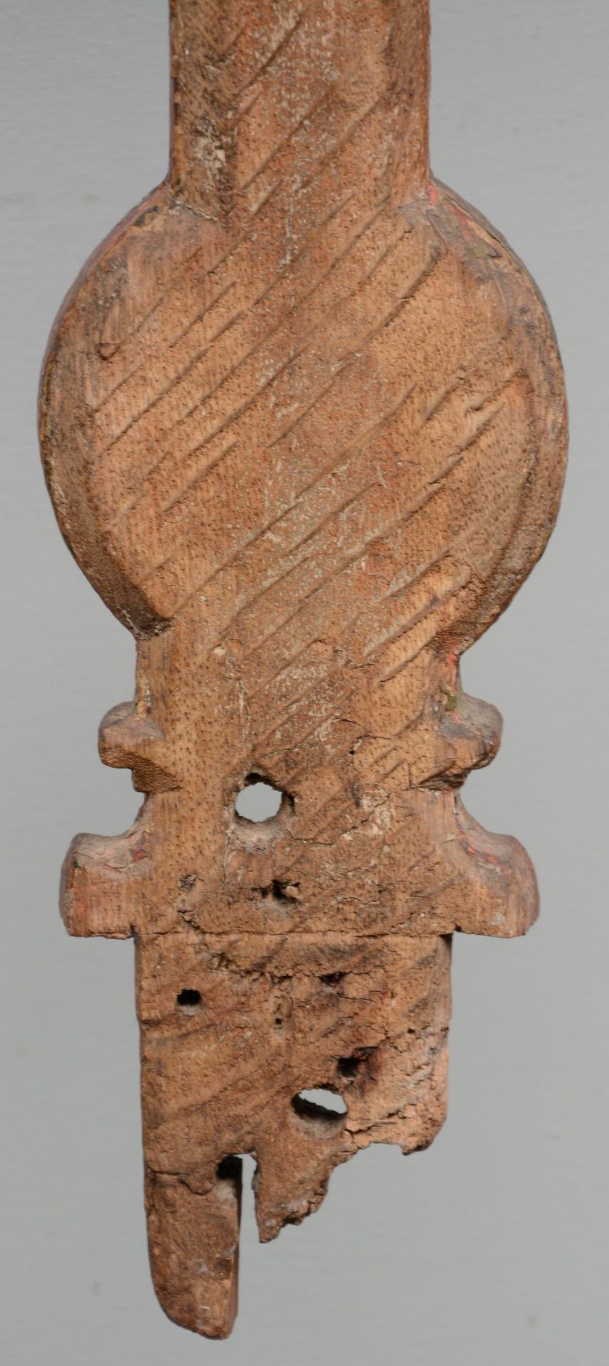A 16thC oak crucifix, the cross decorated with animals from the Bestiary, traces of polychromy, - Bild 5 aus 5