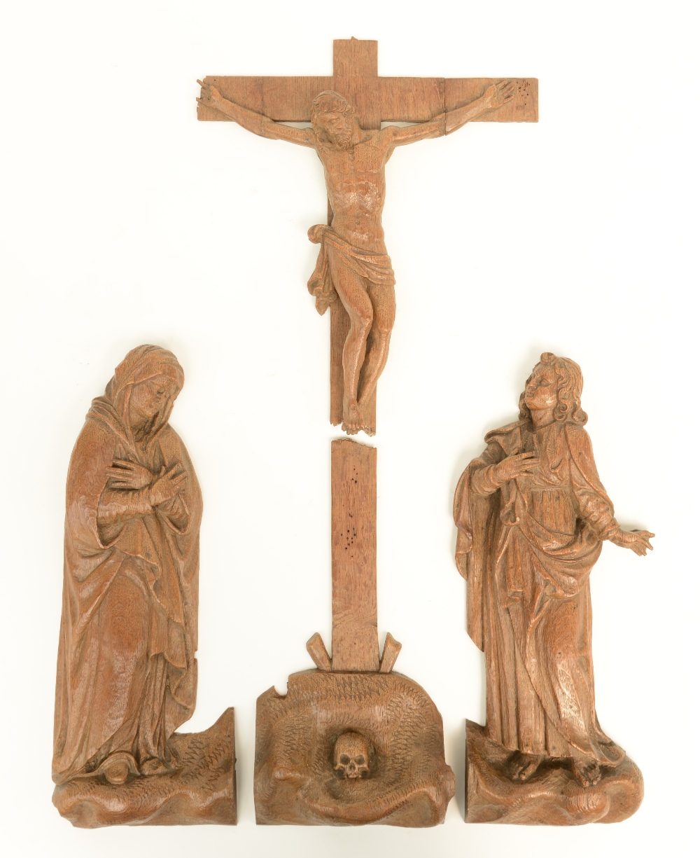 An 18thC oak Low Countries three part Golgotha group, H 58 - W 41,5 cm (restored cross) - Image 2 of 5