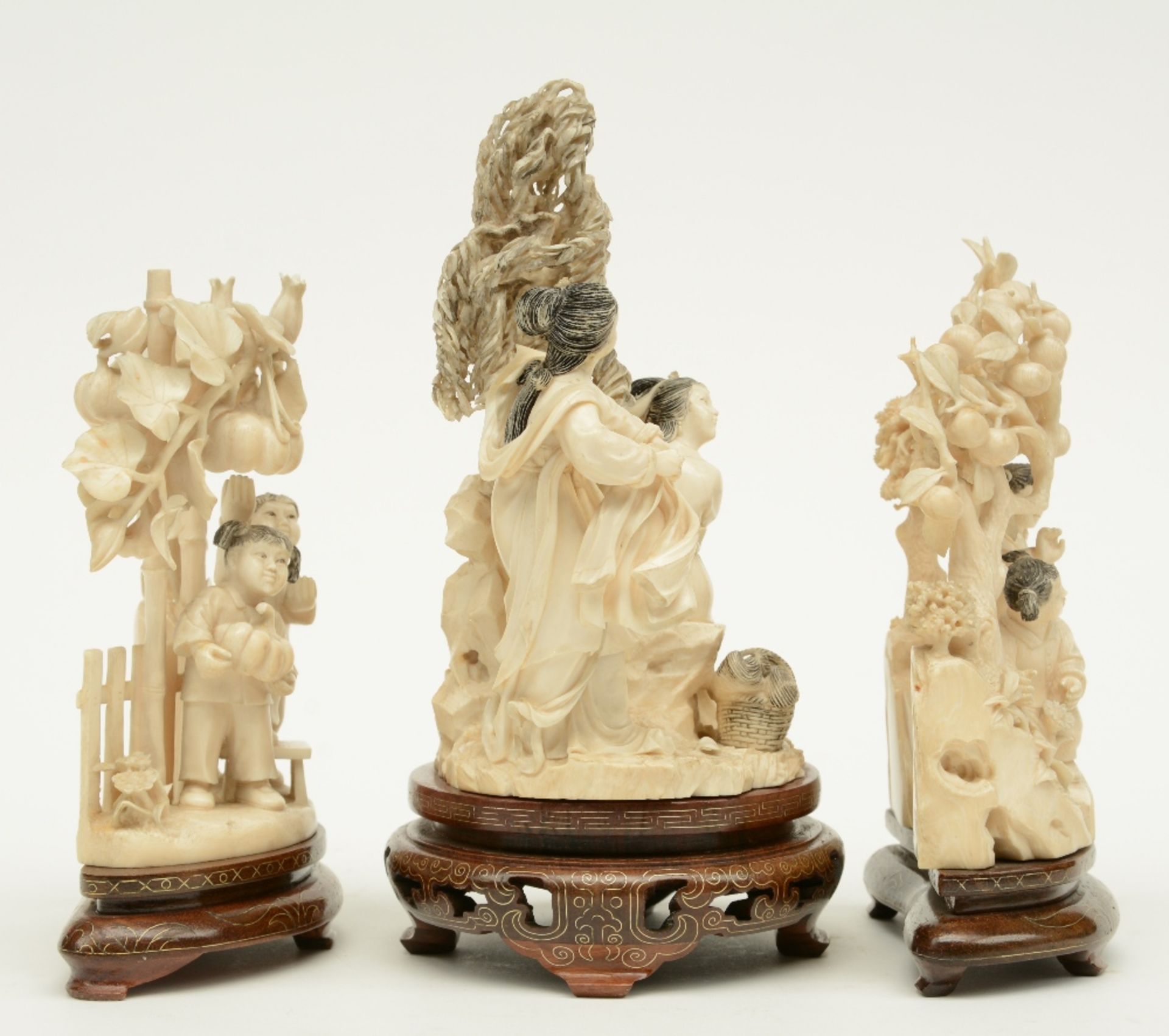 A Chinese ivory sculpture figuring two maiden, scrimshaw decorated, on a wooden base, first half - Bild 4 aus 4