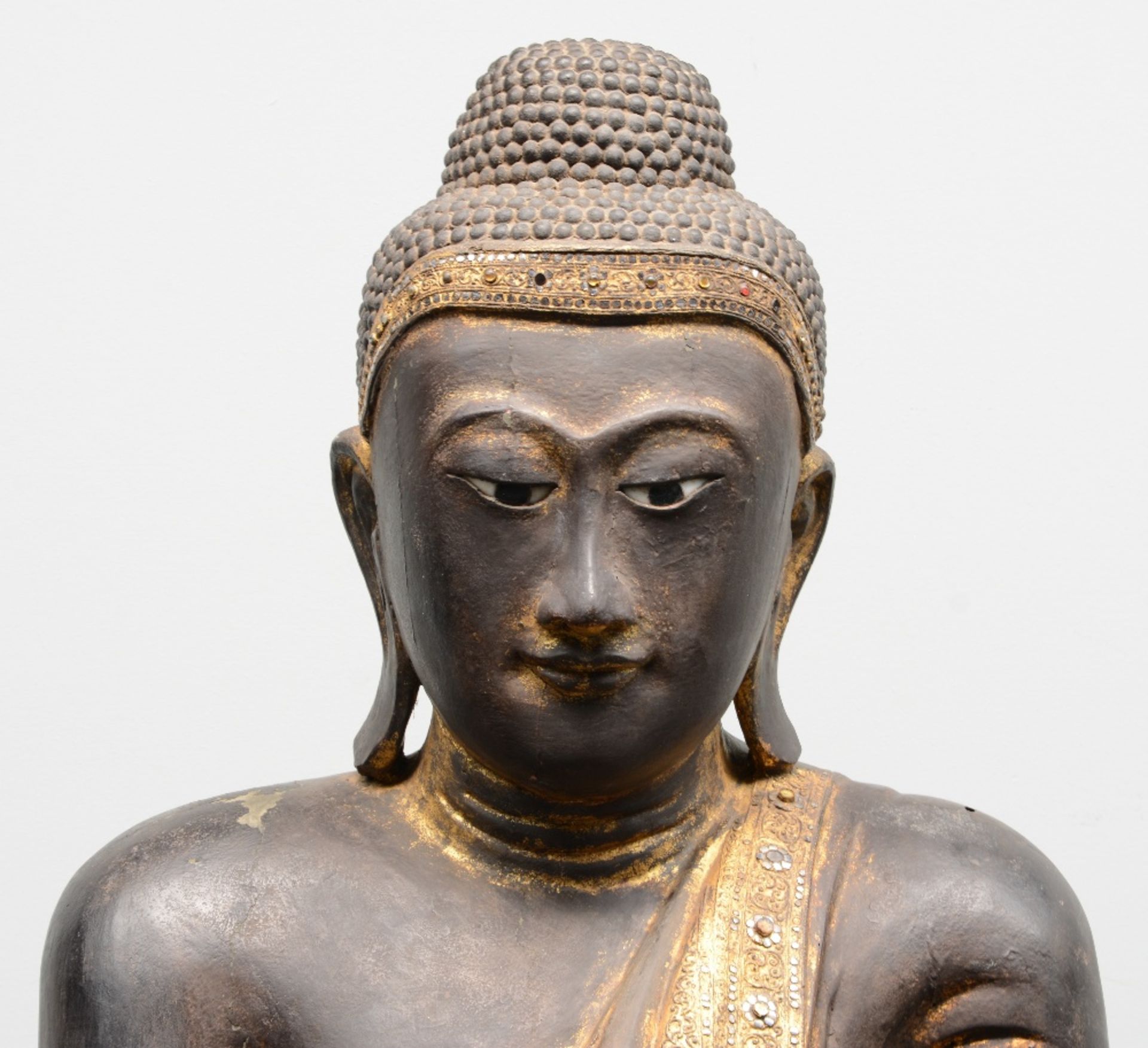 A rare Oriental gilt and polychrome decorated wooden Buddha, inlaid with rock crystal and other - Bild 5 aus 16