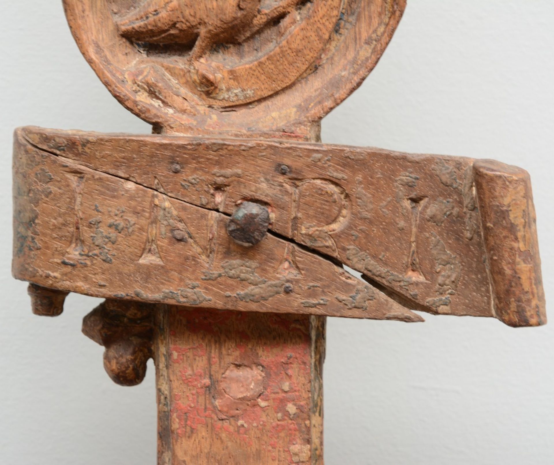 A 16thC oak crucifix, the cross decorated with animals from the Bestiary, traces of polychromy, - Bild 4 aus 5