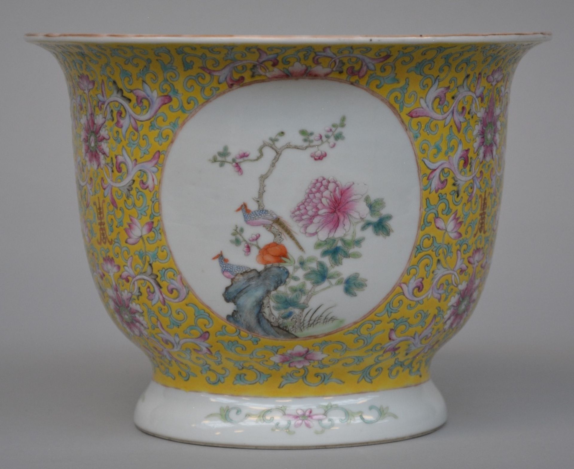 A Chinese famille rose and floral decorated cachepot in yellow background with matching plate, H - Bild 5 aus 9