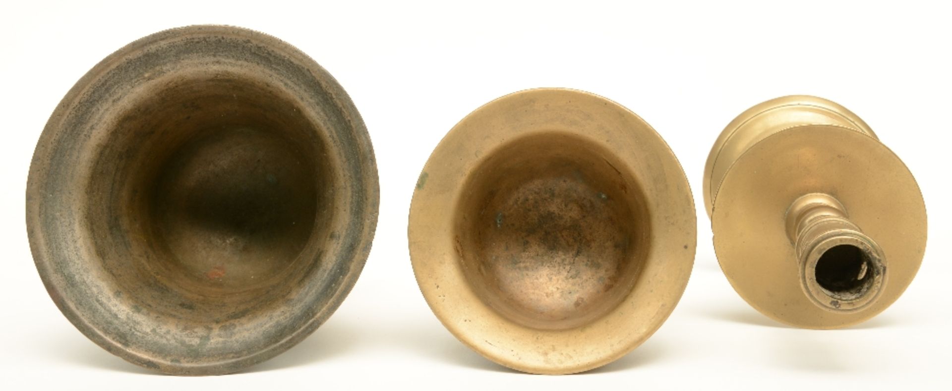 Two bronze mortars, Southern Europe, 17thC; added a ditto Heemskerck type candle stick, H 6,5 - 10 - - Image 5 of 6