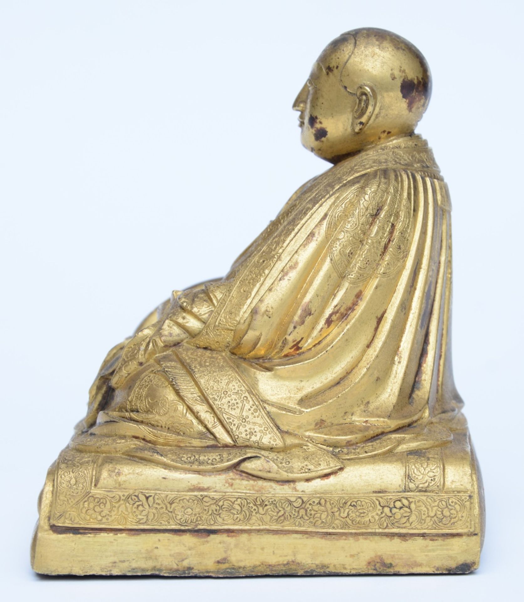 An Oriental gilt bronze lama, signed at the back, H 13,5 cm - Bild 2 aus 6