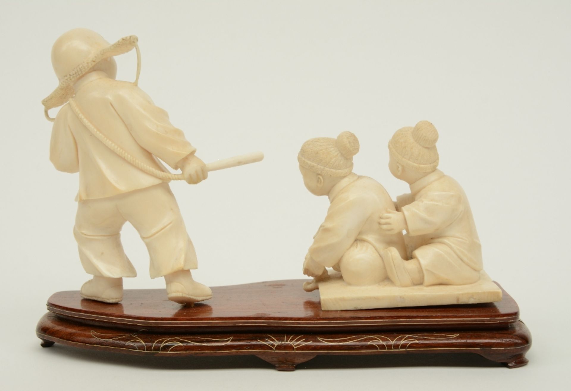 A Chinese ivory group depicting a winter scene with playing children, first half 20thC, H 7,5 - 12,4 - Image 3 of 6