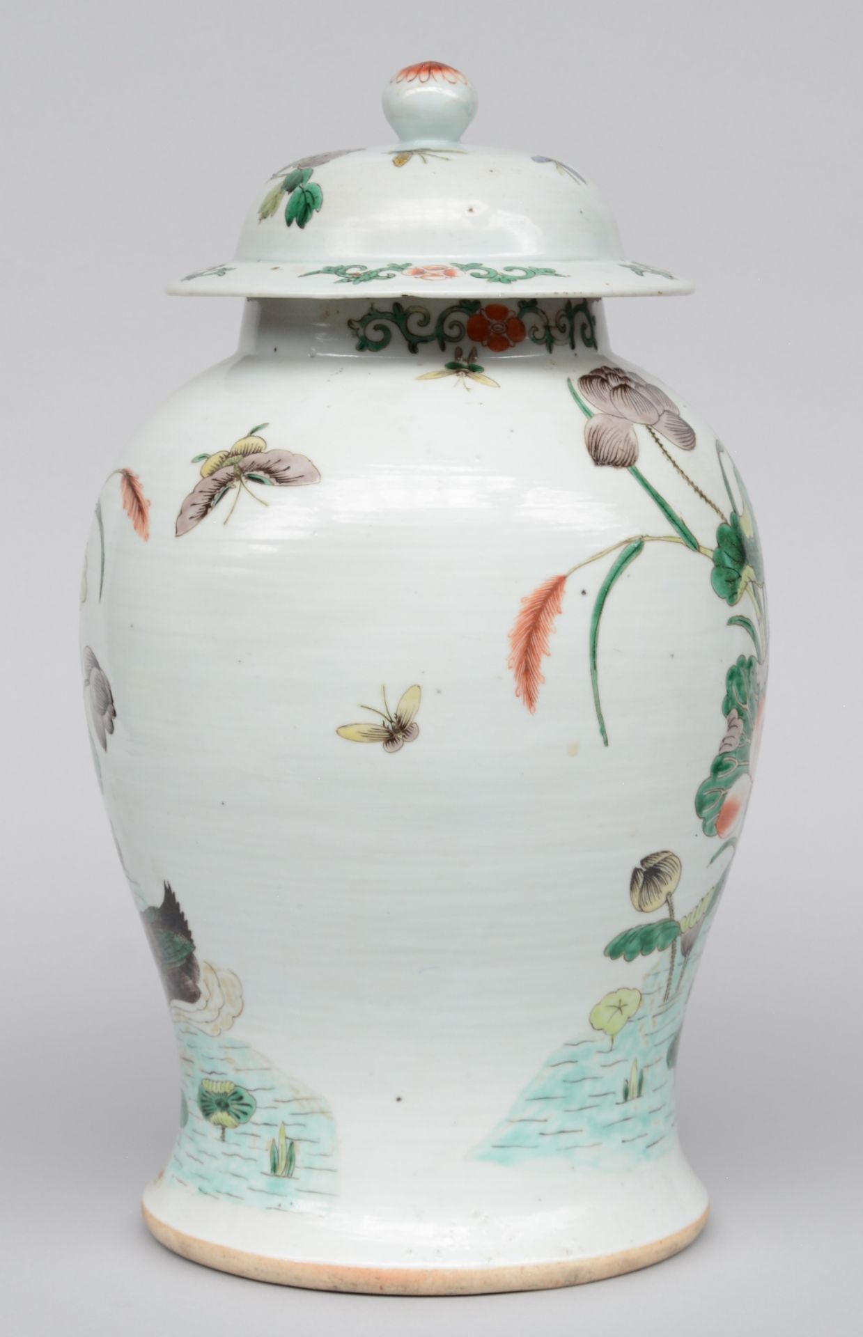 A Chinese famille verte vase with cover, decorated all around with ducks in a pond, 19thC, H 44 - Bild 3 aus 10