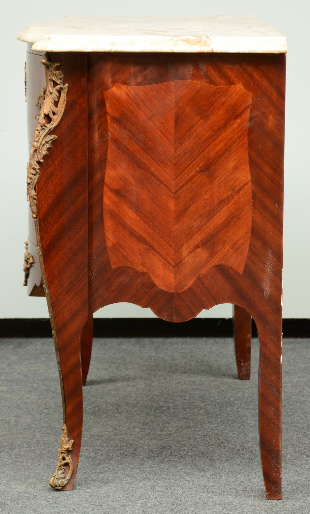 A mahogany veneered and marquetry LXV style commode, brass mounts and a Rosalia turque marble top, H - Image 3 of 6