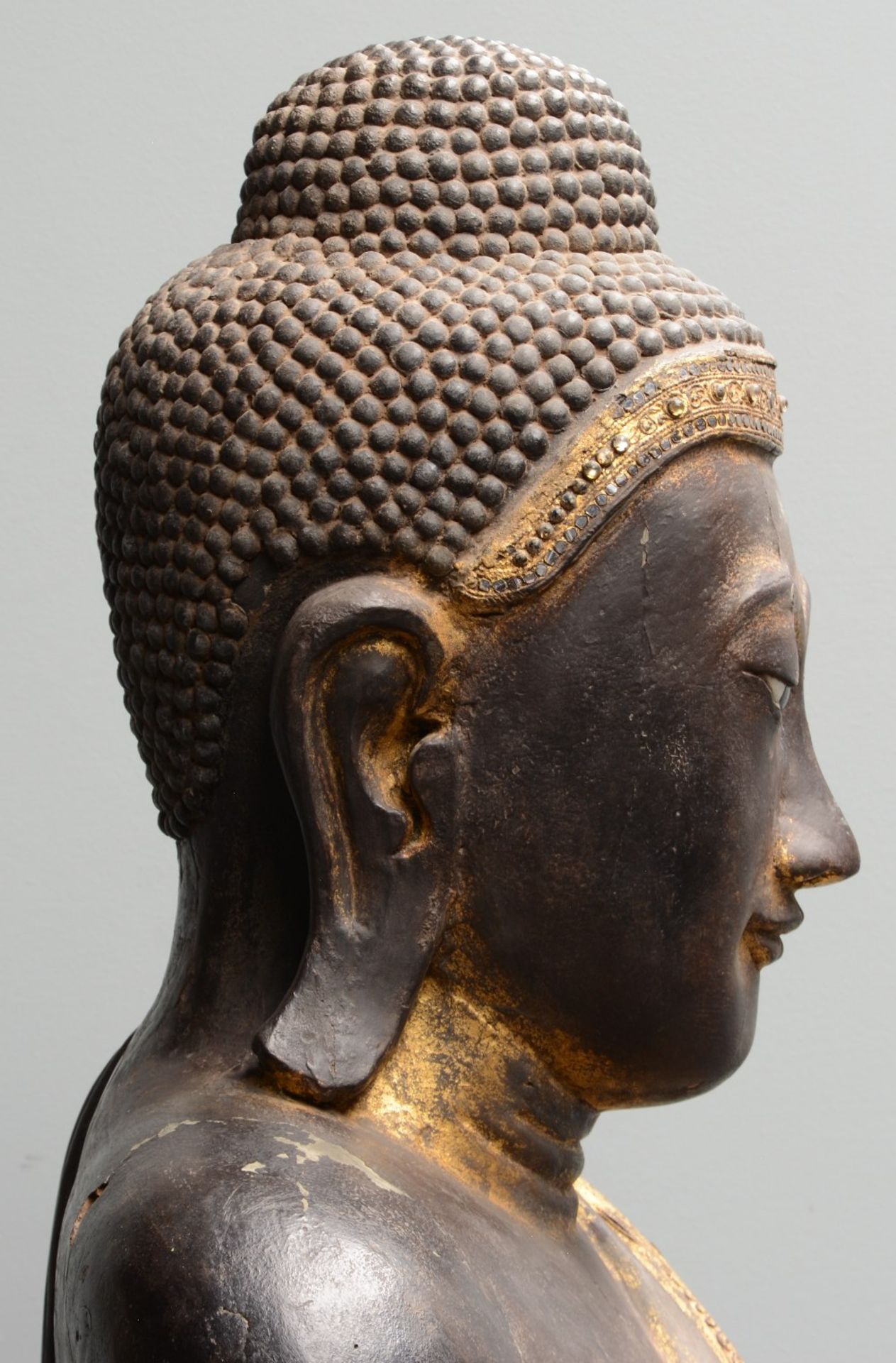 A rare Oriental gilt and polychrome decorated wooden Buddha, inlaid with rock crystal and other - Bild 13 aus 16