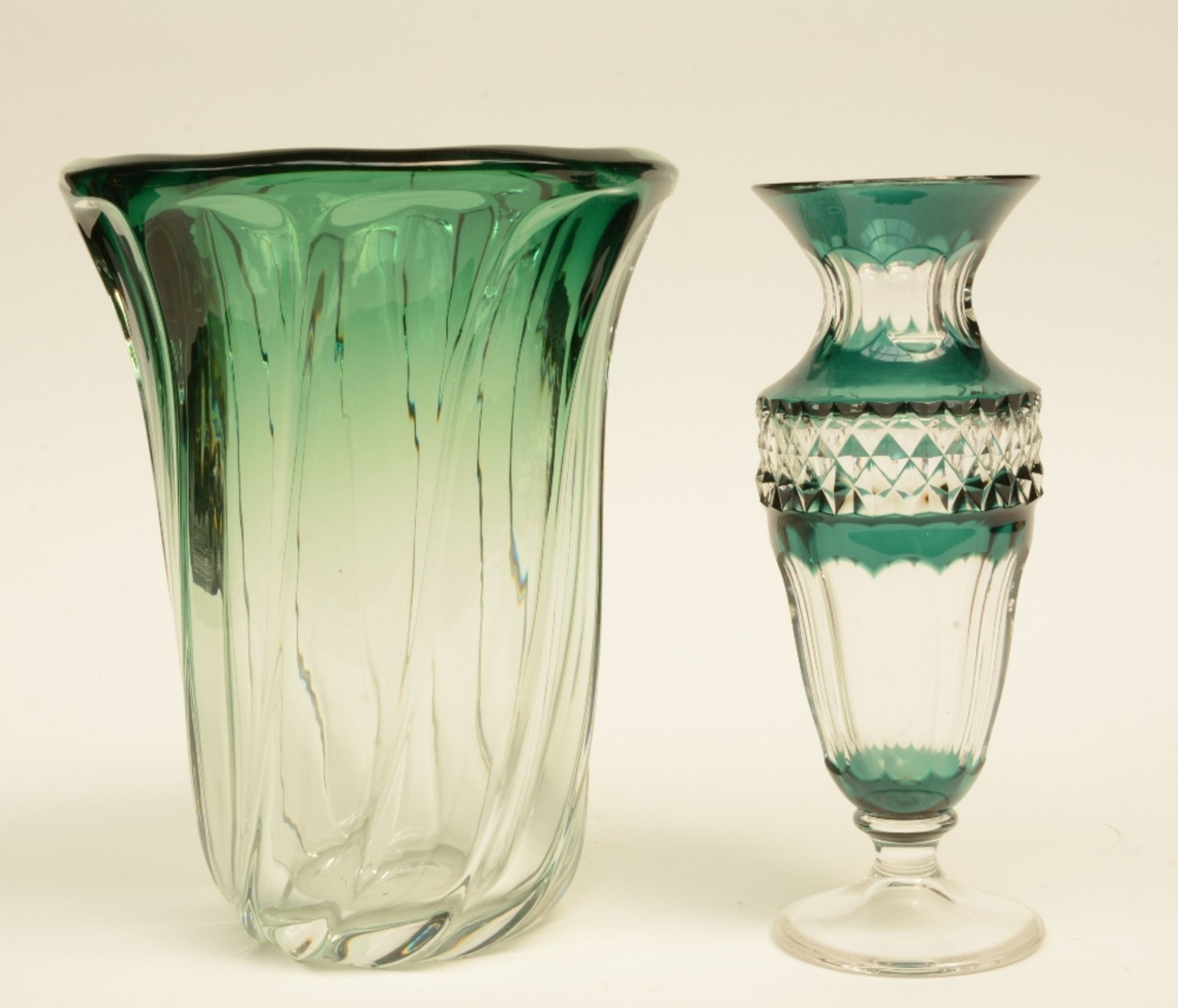 A Val St. Lambert green cut to clear crystal vase and ashtray; added a ditto vase, H 6 - 26,5 - 27,5 - Bild 5 aus 7