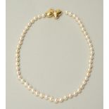 A pearl necklace with an 18ct gold extender, set with rubis, emerald and sapphire, L 41,5 cm,