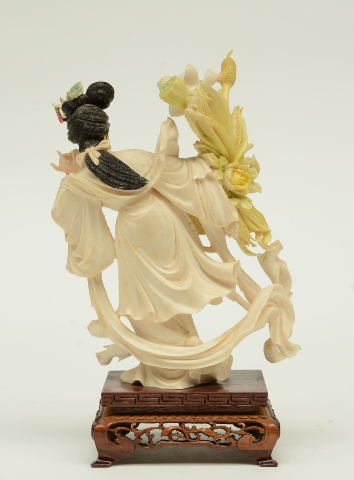 A Chinese ivory sculpture, polychrome decorated, depicting a court lady holding a flower basket, - Bild 3 aus 6