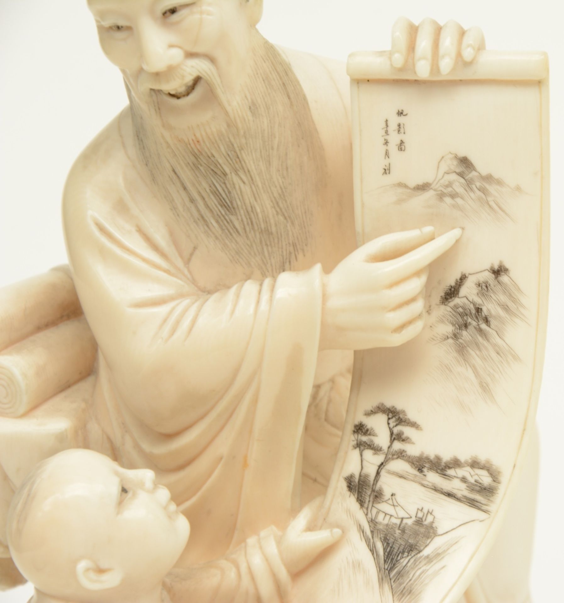 A late Qing dynasty ivory sculpture depicting a sage and his young pupil, refined scrimshaw - Bild 6 aus 6