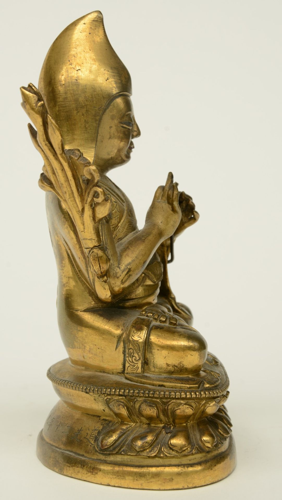 An Oriental bronze sculpture depicting a Buddhist Lama, H 18 cm - Image 4 of 9